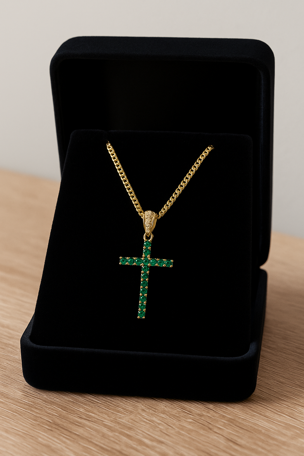 Crux Aura™ | Cruz de elegancia divina bañada en oro 18K con zirconias verde esmeralda + estuche de lujo 💎