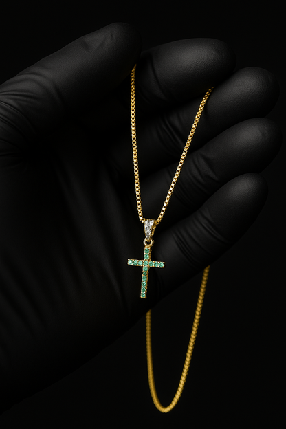 Crux Aura™ | Cruz de elegancia divina bañada en oro 18K con zirconias verde esmeralda + estuche de lujo 💎